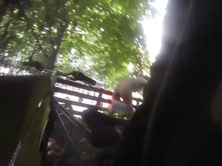 大胆的金发少女在室内吮吸他的大阴茎