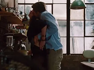 丰满的金发女郎喜欢她的新玩具