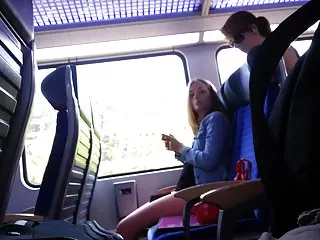 黑色内裤的金发女郎正在做口交