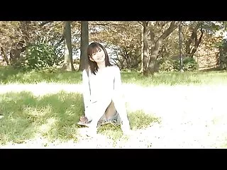 性感和裸体的女同性恋者在池畔互相亲吻