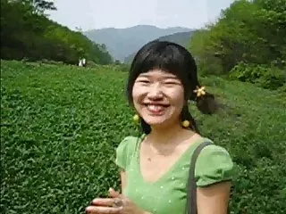可爱的金发女郎喜欢深口交