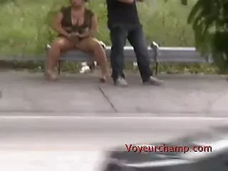 不同肤色的凸轮显示沿着极少的炎热