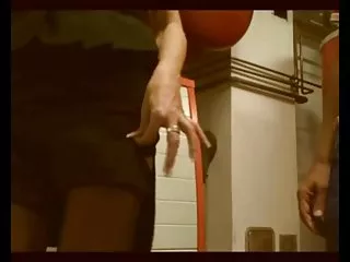 在户外关上她的阴户的女孩