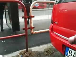漂亮的宝贝Maddy手指她的阴部在池畔