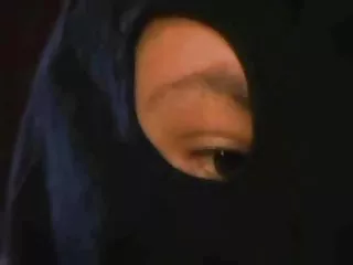 不同肤色的公鸡吮吸她的膝盖