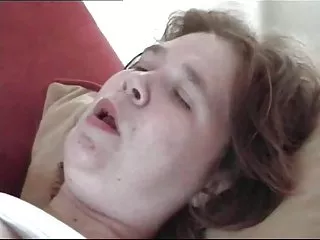 金发碧眼的萨曼莎D与乳白色的皮肤显示阴部