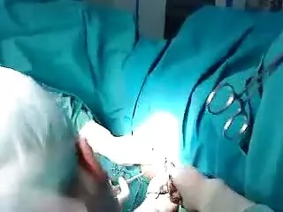 偷窥者喜欢看她的裸体